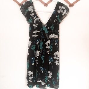 3/$25 🙌🏼 Forever 21 Floral V-Neck Mini Shift Dress M